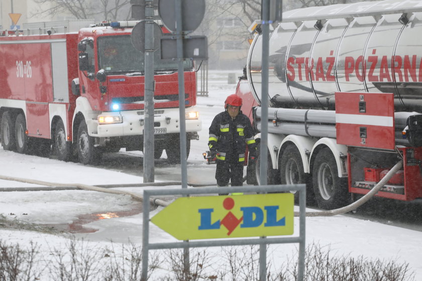 Na miejscu nadal pracują służby.