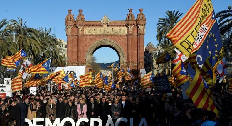 Artur Mas poses with other members of the Catalan government and supporters as he arrives in court