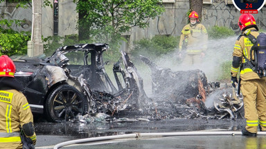 Na ulicy w Warszawie spłonął elektryk wart milion zł! Mówi się, że było to jedyne takie auto w Polsce