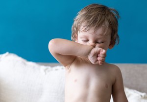 Alergijski pozdrav je karakterističan pokret kojim se trlja nos dlanom odozdo prema gore