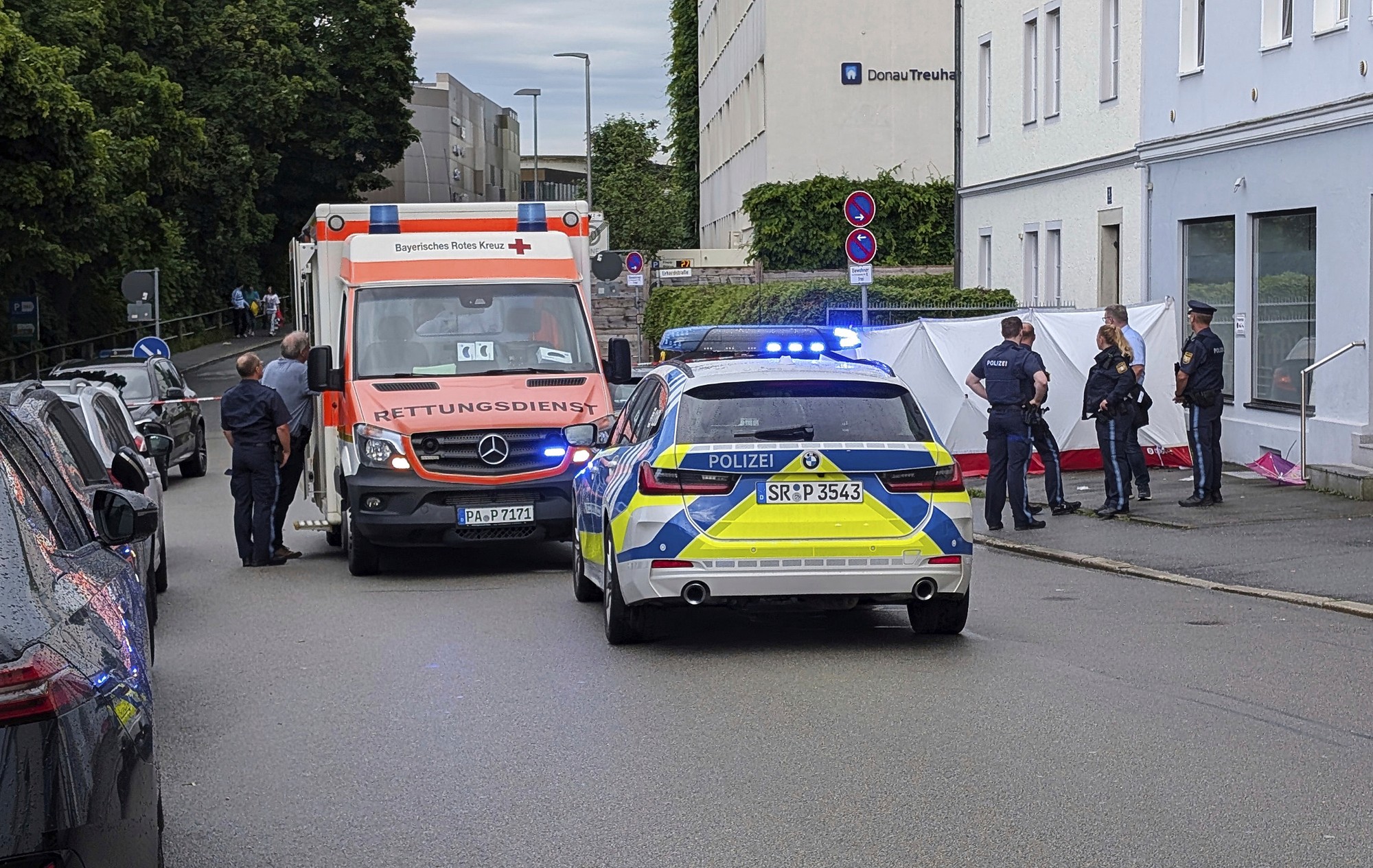 V Passau vrazil muž autom do ľudí.