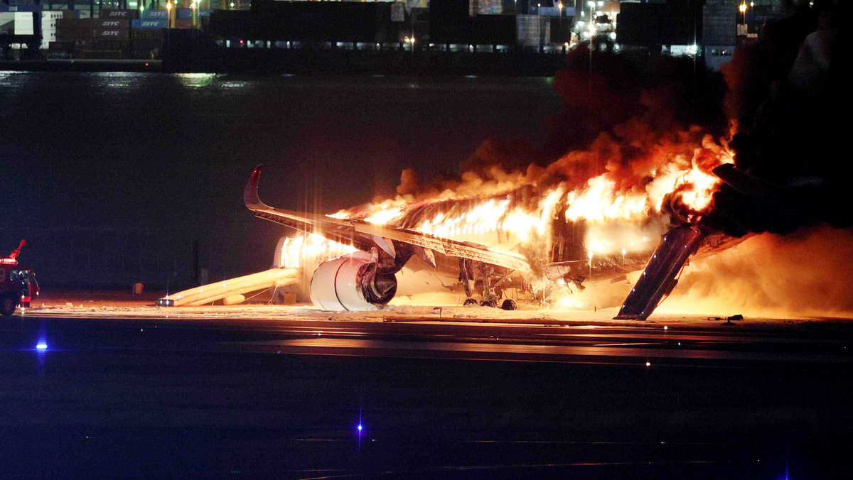 Katastrofa samolotu w Tokio. Niepokojące nagranie z wieży kontroli lotów