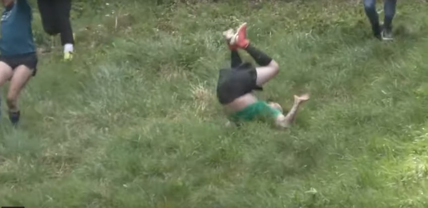 Trka za kotrljajućim sirom u Engleskoj