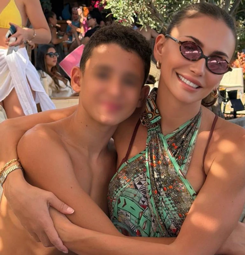 Emina Jahović na plaži