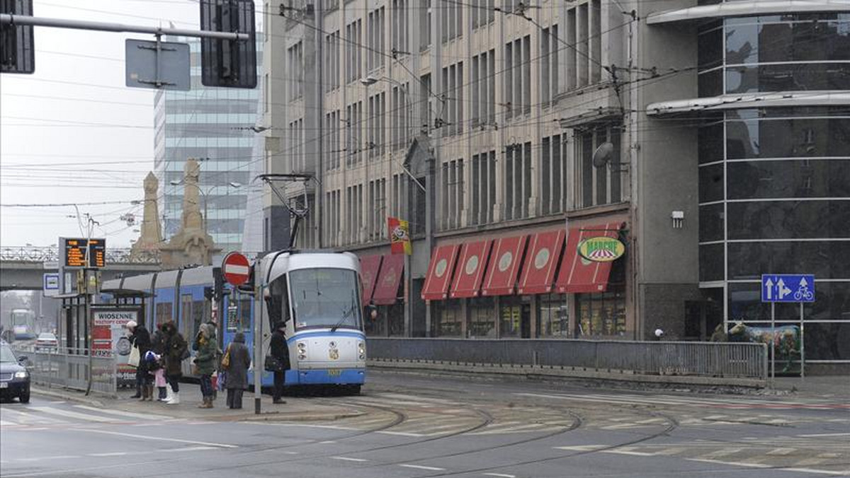 Urzędnicy z magistratu co rusz namawiają nas, byśmy zamienili samochody na rowery i po Wrocławiu, a zwłaszcza po centrum, poruszali się miejskimi jednośladami. Tyle, że sami albo zapomnieli, że przykład idzie z góry albo promują jedno, a robią drugie. Choć za pierwsze 20 minut jazdy rowerem nie trzeba płacić ani złotówki, urzędnicy wybierają służbowe samochody albo podróż MPK. Oczywiście, nie za swoje. W wielu wydziałach są bowiem służbowe bilety miesięczne.