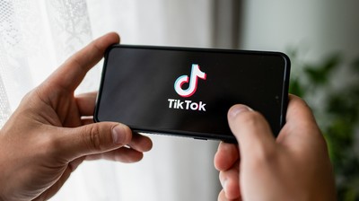 Una tendencia peligrosa se está extendiendo en TikTok, incluso los médicos han hecho sonar la alarma - vídeo