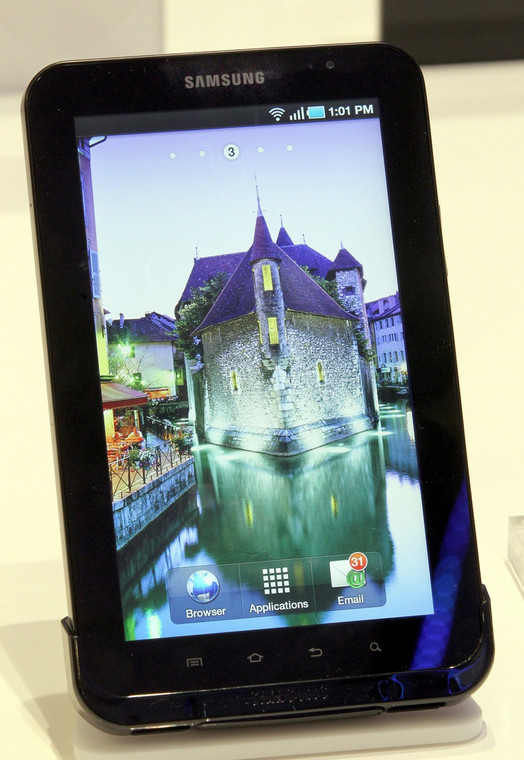 Tablet Galaxy Tab od Samsunga zaprezentowany podczas konferencji prasowej poprzedzającej targi IFA 2010 w Berlinie Fot. EPA/WOLFGANG KUMM Dostawca: PAP/EPA