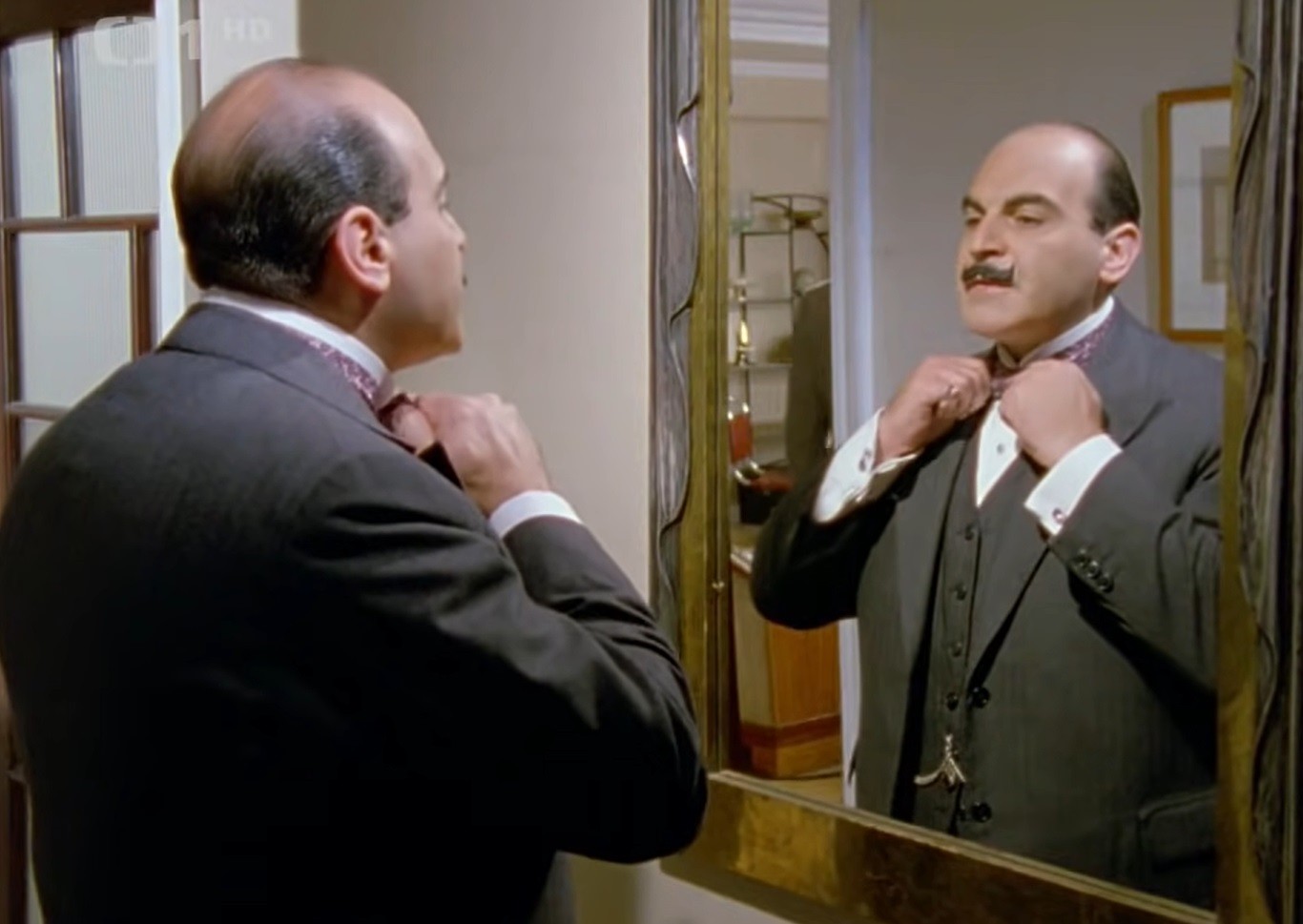 Britský herec David Suchet ako Hercule Poirot. 
