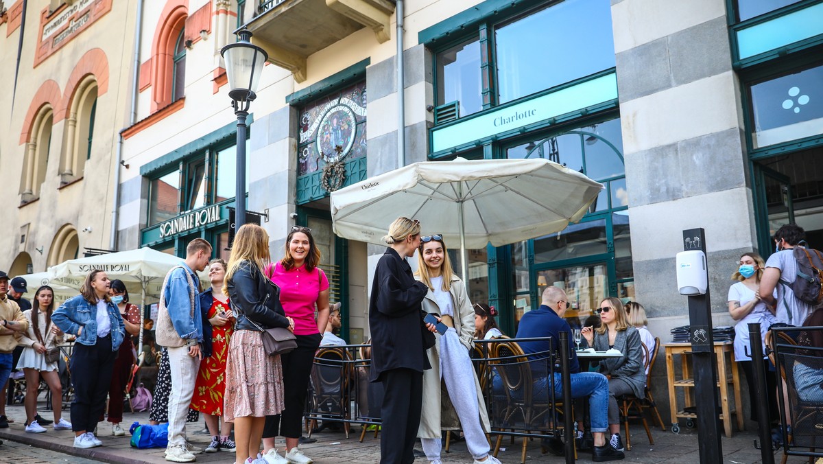 Kolejka do bistro Charlotte w Krakowie po zniesieniu pandemicznych obostrzeń, 15 maja 2021 r.