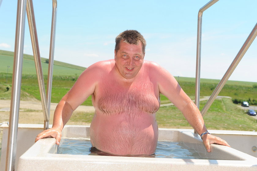 Adam Kraśko z programu "Rolnik szuka żony" na basenie
