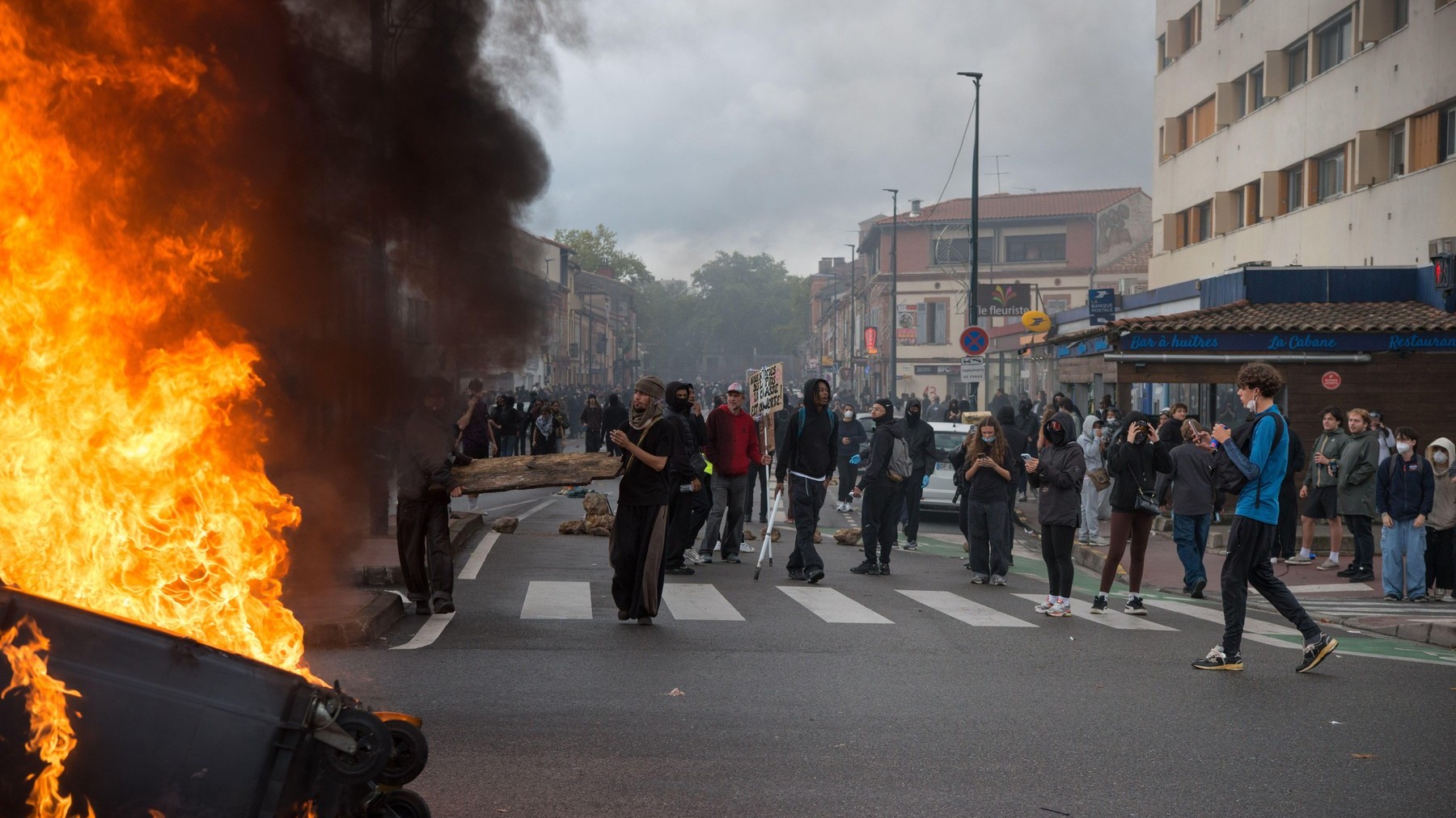 Proteste și violențe în Franța: ce grupuri politice s-au aflat în prima linie și au atacat instituții ale statului. Concluziile serviciilor secrete: „O alianță fără precedent”