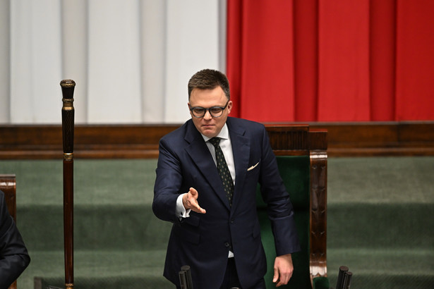 Marszałek Sejmu Szymon Hołownia na sali obrad Sejmu w Warszawie, Sejm przyjął do dalszych prac cztery projekty ustaw dot. przepisów aborcyjnych oraz powołał komisję nadzwyczajną do ich rozpatrzenia