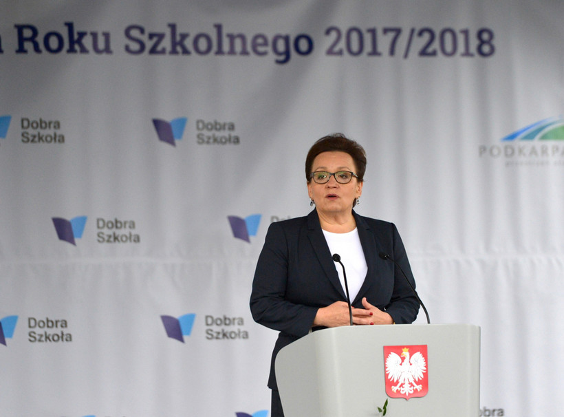 "Dyrektorzy szkół i samorządowcy mają obowiązek zgłaszania do kuratora wolnych miejsc pracy w szkołach, w tej chwili w tej bazie jest jeszcze 8 tys. wolnych miejsc pracy" - powiedziała Zalewska.