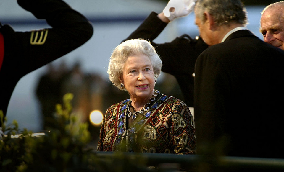 Elżbieta II z szafirowymi kolczykami z zestawu "Dubai Looped Sapphire Demi-Parure"