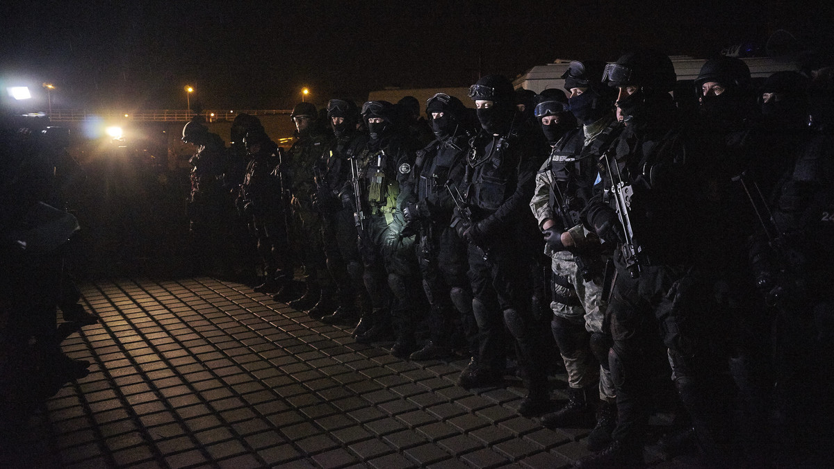 Wyłamana brama, dwie godziny w kajdankach i ostatecznie przeprosiny. Do jednej z posiadłości w niewielkiej wsi Sitno pod Szczecinkiem w ubiegły czwartek weszli antyterroryści. W środku zamiast sprawców wielkiej kradzieży, znajdowała się bezbronna rodzina. Teraz policja przeprasza i zapowiada, że poniesie koszty.