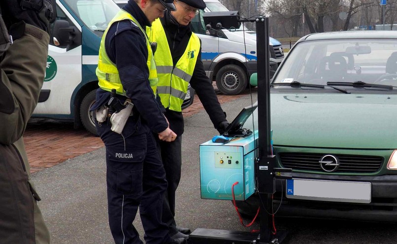 W czasie kontroli policja będzie rozdawać ulotki o prawidłowym ustawieniu świateł, a aplikacja Yanosik poinformuje o możliwości bezpłatnych badań w pobliskich stacjach kontroli pojazdów