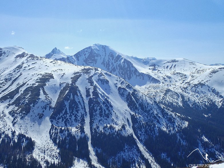 Czerwony Wierch (1766 m n.p.m.) góruje nad Doliną Jarząbczą