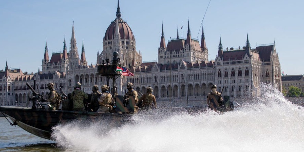 Żołnierze węgierskich sił specjalnych wraz z operatorami z Naval Special Warfare podczas ćwiczeń na rzece Dunaju, Budapeszt, 5 maja 2021