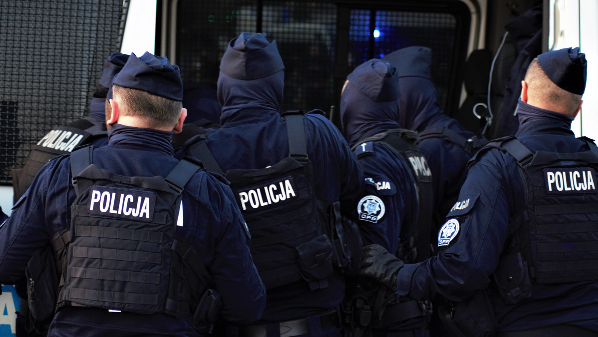 Warszawa: Policjant złamał 19-latce rękę na proteście. Prokuratura umorzyła sprawę