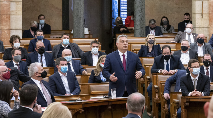 Becsó Zsolt Orbán mögött  a Parlamentben 2021. április 26-án / Fotó: Szigetváry Zsolt / MTI