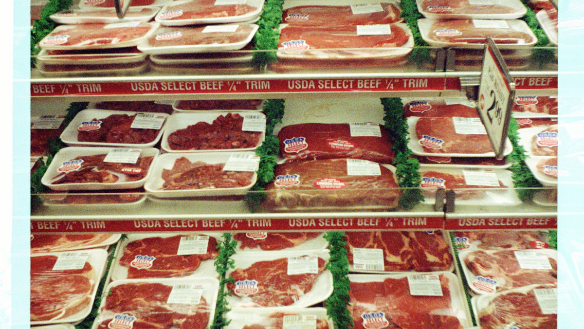 Chcesz uniknąć raka — zrezygnuj z jedzenia czerwonego mięsa. Z najnowszego raportu Światowego Funduszu Badań nad Rakiem wynika, że amatorzy befsztyków są dużo bardziej narażeni na nowotwory.