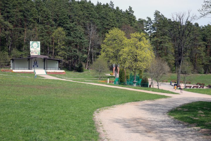 W Gietrzwałdzie powstaje ołtarz polowy. Część mieszkańców protestuje