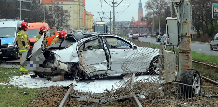 Kierowca zaczął wykonywać dziwne manewry. Szokujący finał widać na zdjęciach