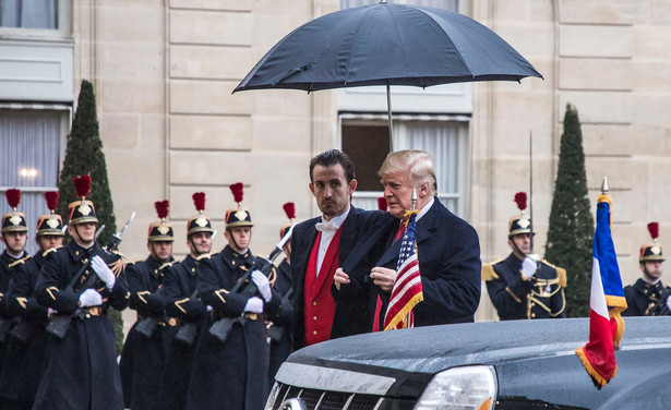 Trump z powodu deszczu odwołał wizytę na amerykańskim cmentarzu. Ostra krytyka decyzji prezydenta