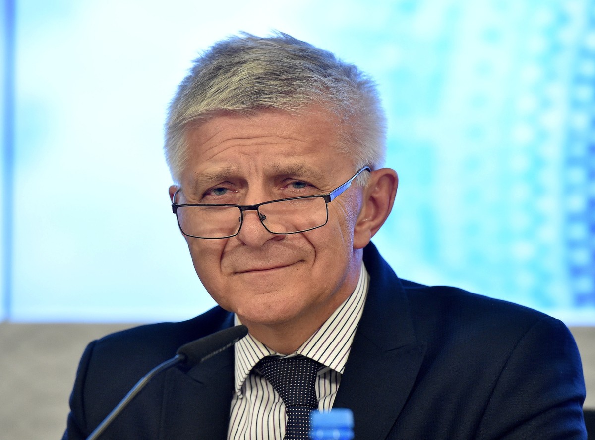 "Prawdopodobnie w czerwcu podniesione zostaną stopy procentowe w Stanach Zjednoczonych. W związku z tym kapitał już płynie do Stanów Zjednoczonych z całego świata, a waluty krajów tzw. wschodzących rynków – a my jesteśmy klasyfikowani jako taki – osłabiają się"