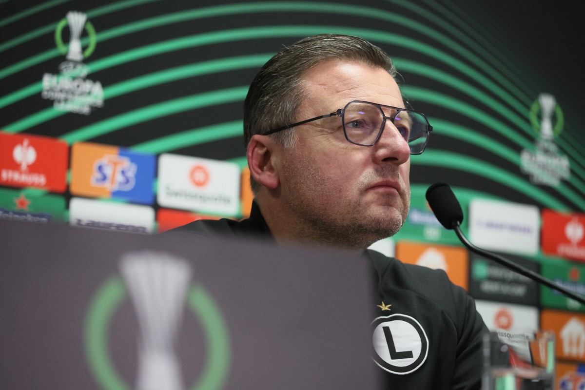 Trener Legii Warszawa Kosta Runjaic podczas konferencji prasowej w ośrodku treningowym klubu w podwarszawskich Książenicach