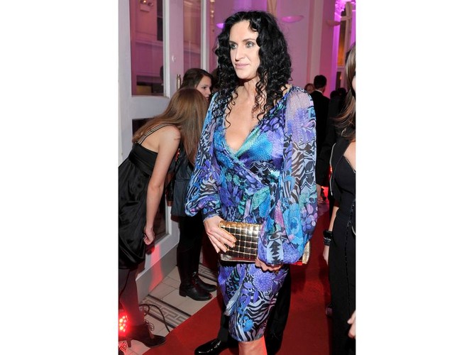 Jak zawsze stylowa Kayah w zwiewnej i wzorzystej kreacji w twarzowym błękicie. Główną ozdobą była połyskliwa kopertówka.