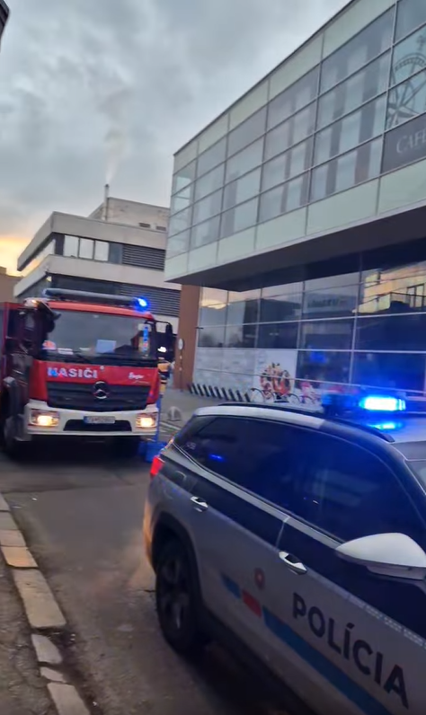 Polícia zasahuje v Žiline pre podozrenie na únik neznámej látky.