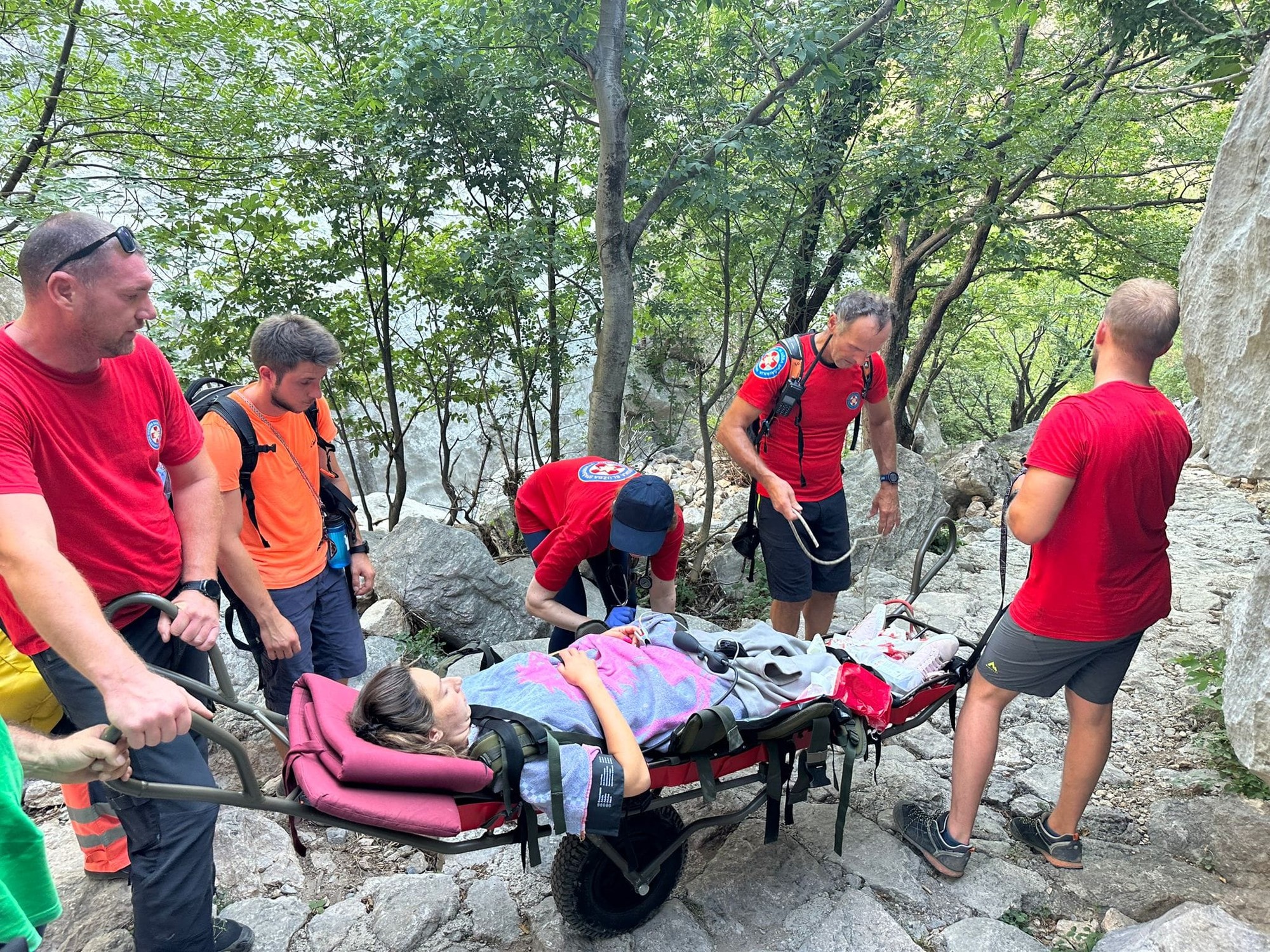 Chorvátska horská služba pomáhala zahraničnej turistke pri pôrode.