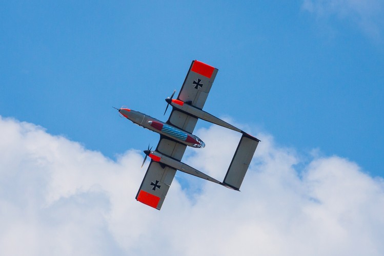 Samolot OV-10 Bronco podczas pokazu, 14 bm. Na poznańskim lotnisku Ławica odbywają się pokazy lotnicze Aerofestival 2015. (jk/cat) PAP/Marek Zakrzewski