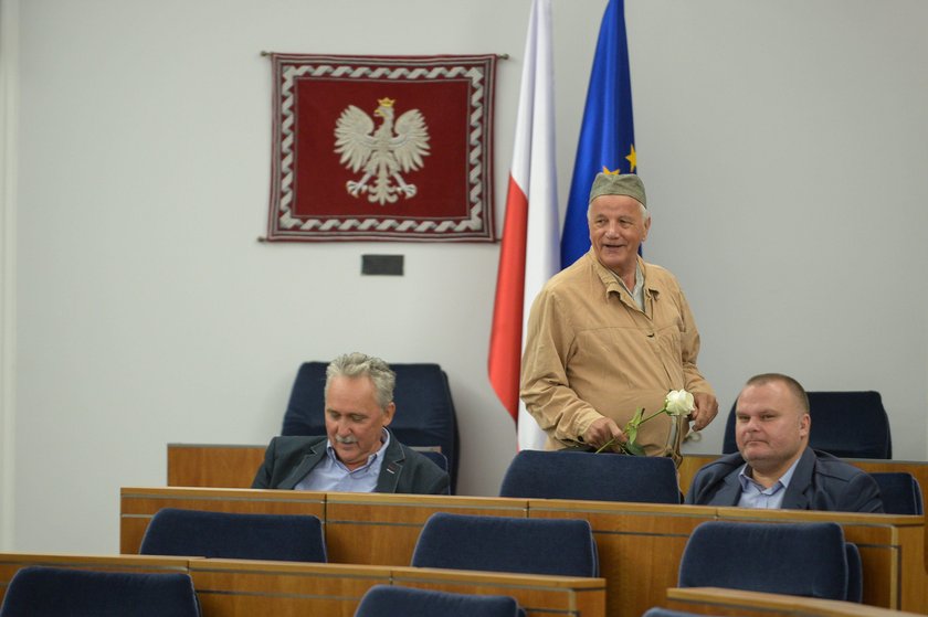 Senator PO Jan Rulewski pojawił się w Senacie w więziennym drelichu