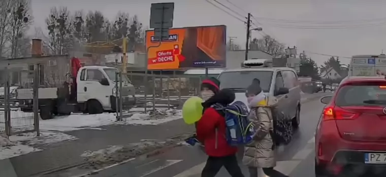 O włos od tragedii. Dzieci prawie potrącone na przejściu dla pieszych [Nagranie]