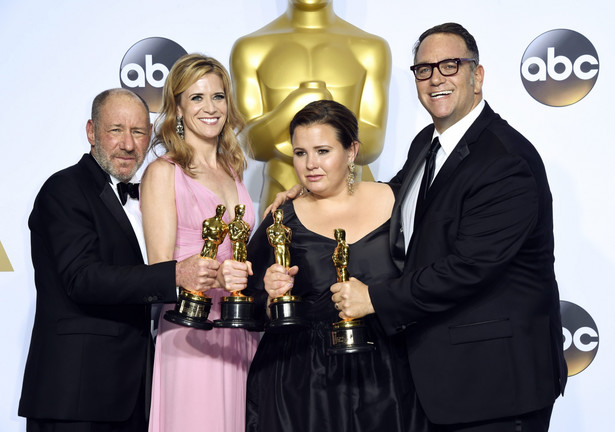 Steve Golin, Blye Pagon Faust, Nicole Rocklin i Michael Sugar z Oscarem za "Spotlight"