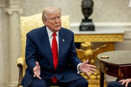 Tramp se ZABEZEKNUO kada je video KAKVE ČARAPE Vens nosi!   PRIZOR ZA NEVERICU svaki put kad potpredsednik sedne: "Gleda li se u ogledalo pre nego što krene iz kuće?"