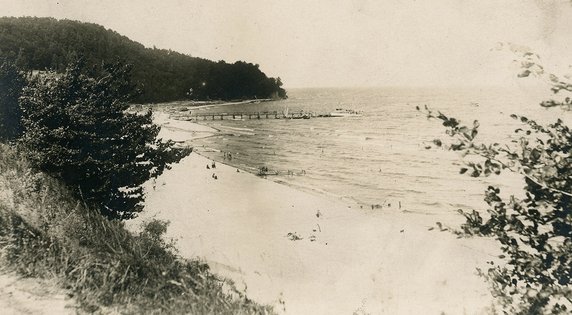 Plaża w Orłowie. Widoczne ujście rzeki Kaczej oraz wybudowany w 1928 roku drewniany pomost, który stał tam do 1934 roku.  W głębi jest klif orłowski.