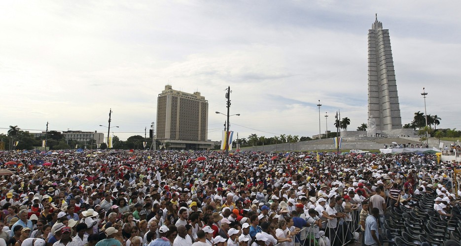 Wierni na mszy odprawianej przez papieża Franciszka w Hawanie