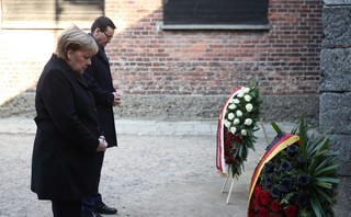 Merkel w Auschwitz-Birkenau: Odczuwam głęboki wstyd z powodu barbarzyńskich zbrodni, które popełnili tu Niemcy