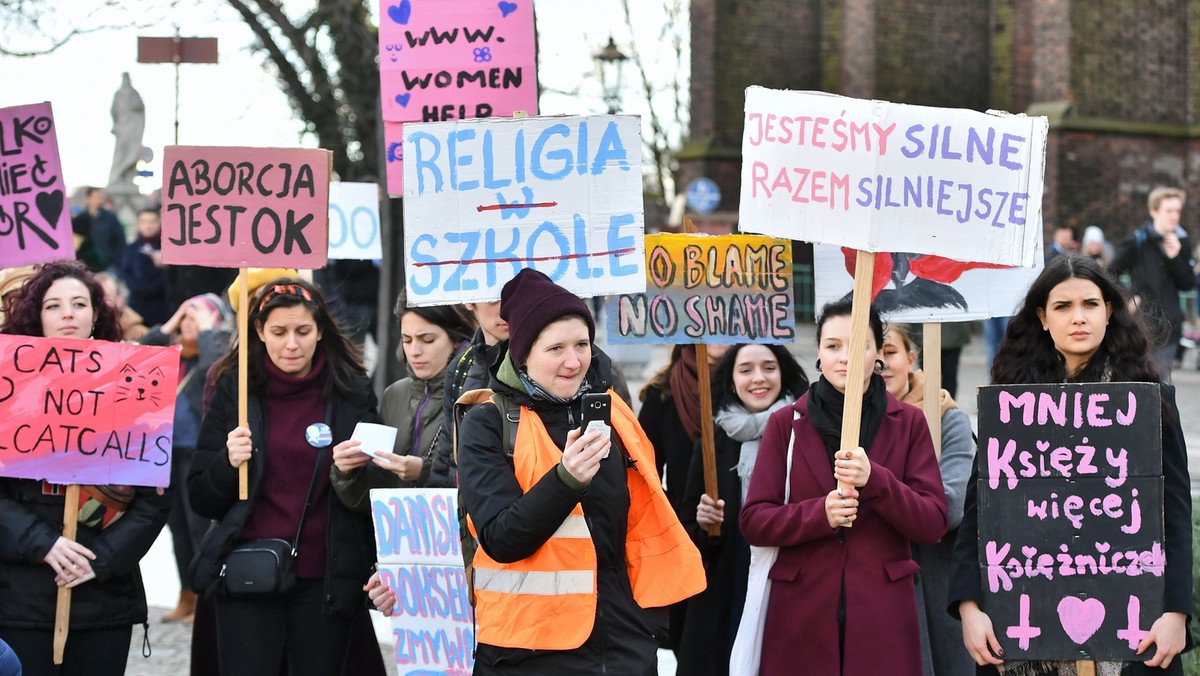 W największych polskich miastach zorganizowano w sobotę Manify. Ich uczestnicy przeszli ulicami, domagając się m.in. równych praw i płac dla kobiet oraz prawa do aborcji.