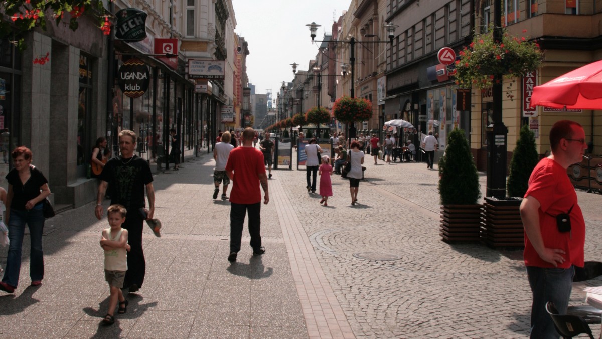 Nasz region wyludnia się najszybciej w kraju - biją na alarm naukowcy. Z danych Głównego Urzędu Statystycznego wynika, że w ciągu ostatnich czterech lat najwięcej mieszkańców, bo niemal 11 tysięcy wyjechało z Bytomia. Ta liczba stanowi prawie 7 procent wszystkich mieszkańców miasta.