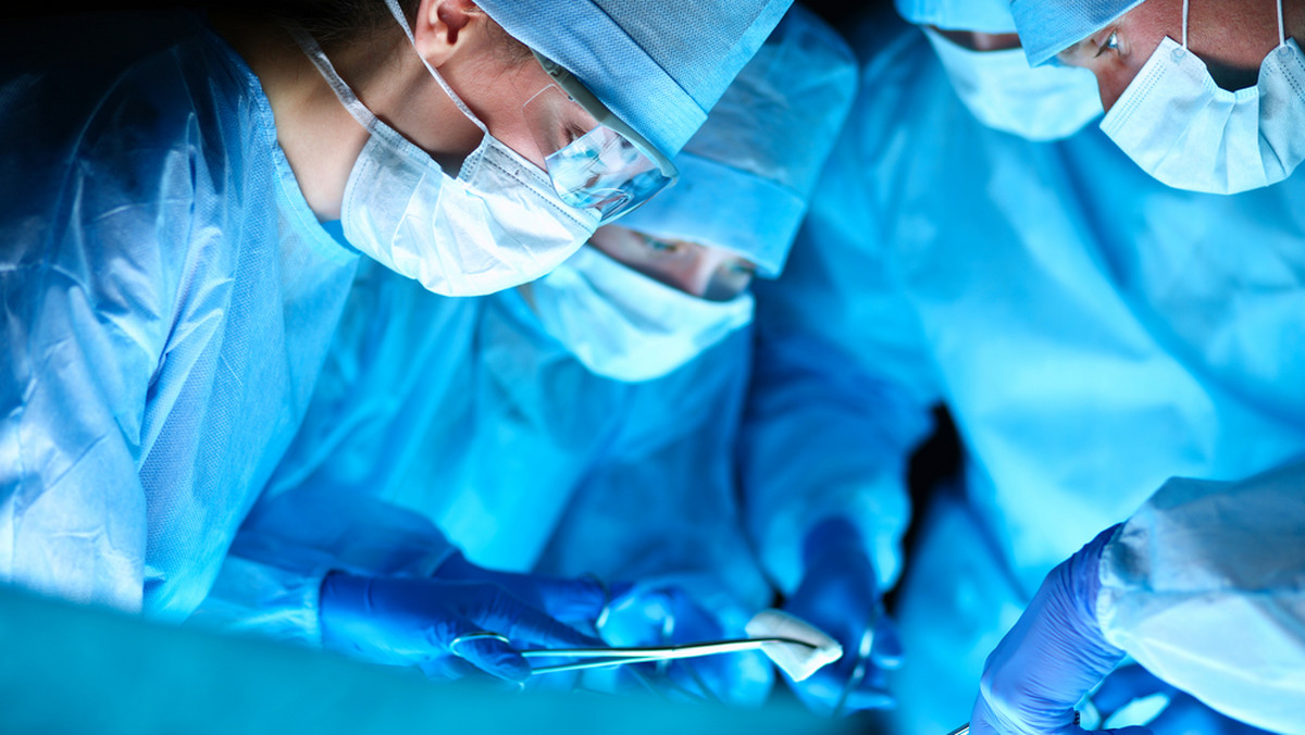 Operację wysunięcia kości czoła i oczodołów do przodu z użyciem rozsuwanych systemów montowanych do kości czaszki u pięcioletniej Tosi przeprowadzili neurochirurdzy ze szczecińskiego szpitala "Zdroje".