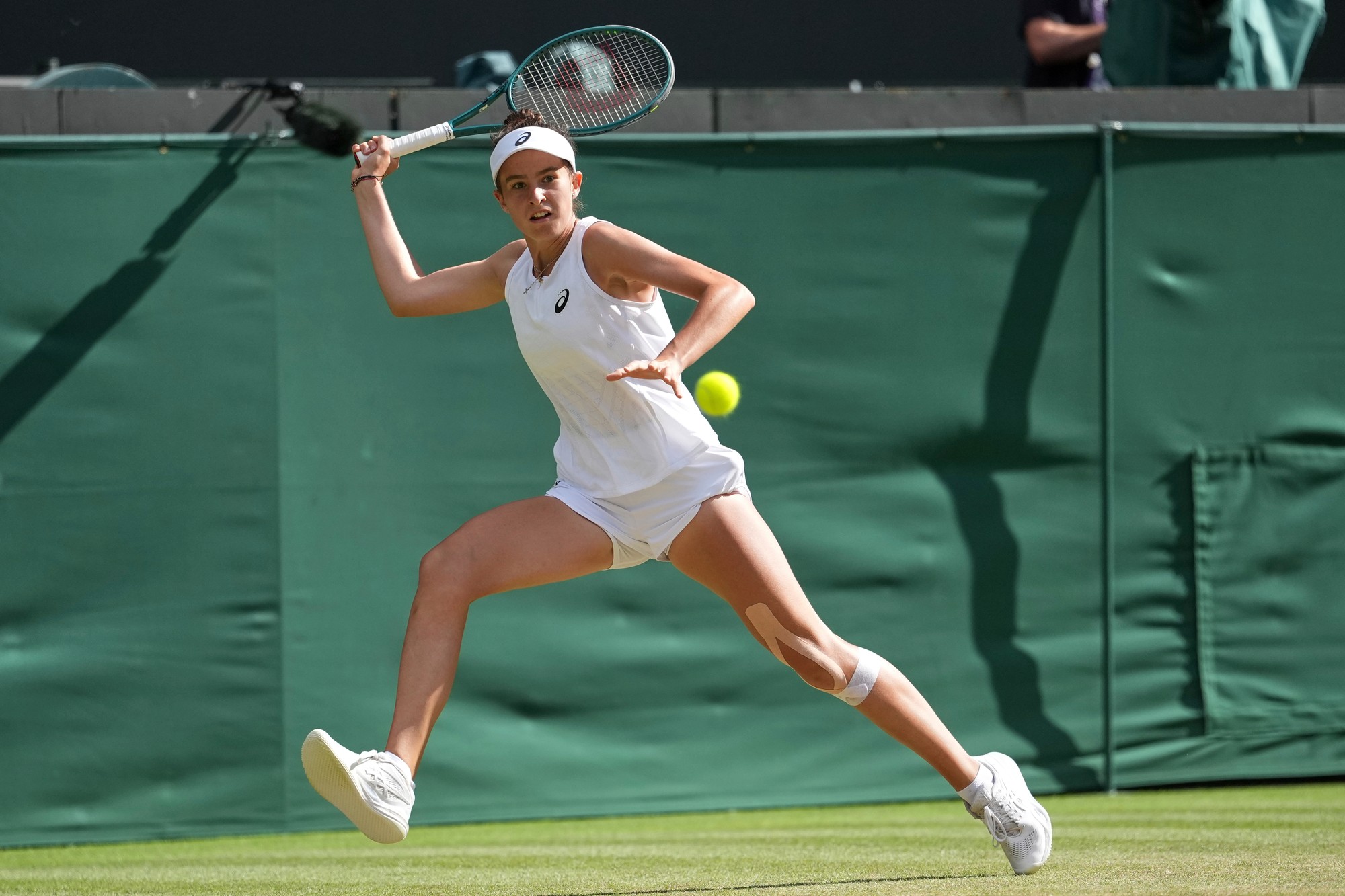 Slovenská tenistka Mia Pohánková odvracia loptičku Američanke Juliete Parajovej vo finále juniorskej dvojhry na grandslamovom turnaji vo Wimbledone. 