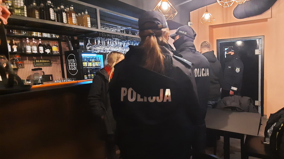 Kontrola policji w otwartej restauracji w Katowicach 