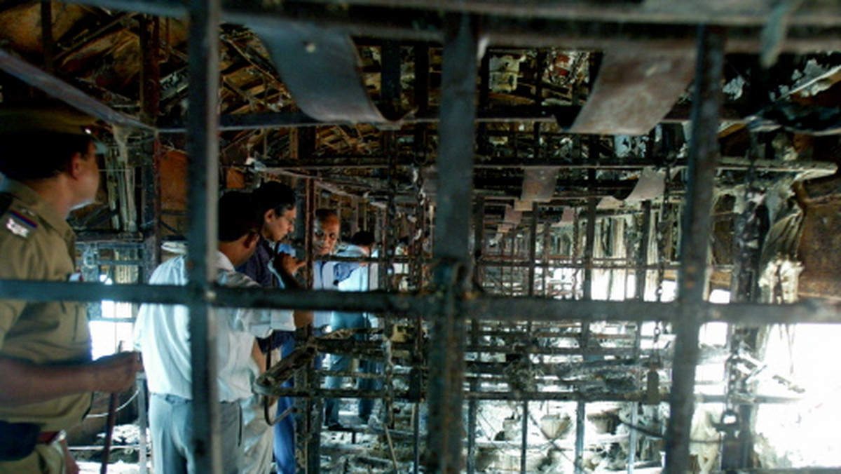 Sześciu członków muzułmańskiej rodziny zostało spalonym w swoim domu w indyjskim stanie Andhra Pradesh. Policja sprawdza właśnie czy było to skutkiem podpalenia, czy nieszczęśliwego wypadku bądź zaprószenia ognia.