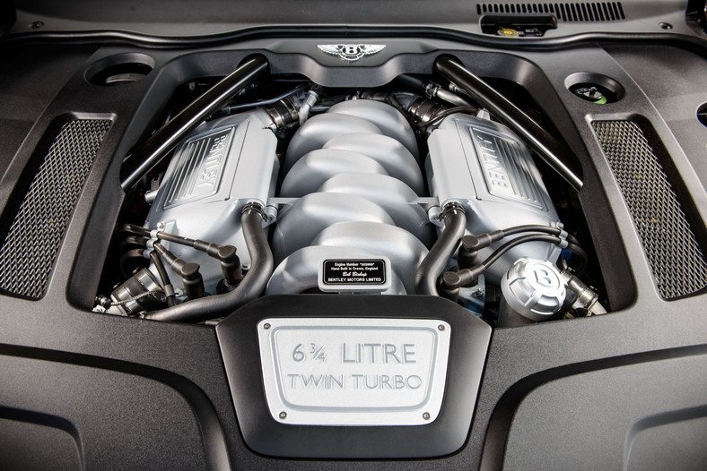 Bentley Muslanne Speed – ma ręcznie składane serce, na plakietce widnieje podpis inżyniera odpowiedzialnego za tę konkretną jednostkę