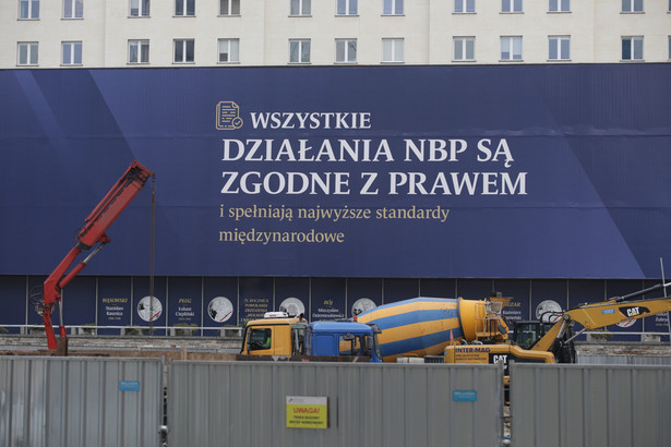 Baner na elewacji budynku Narodowego Banku Polski