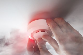 Nowe obowiązki właścicieli nieruchomości od stycznia 2026. Sprawdź, kogo dotkną najwyższe kary za brak czujek czadu